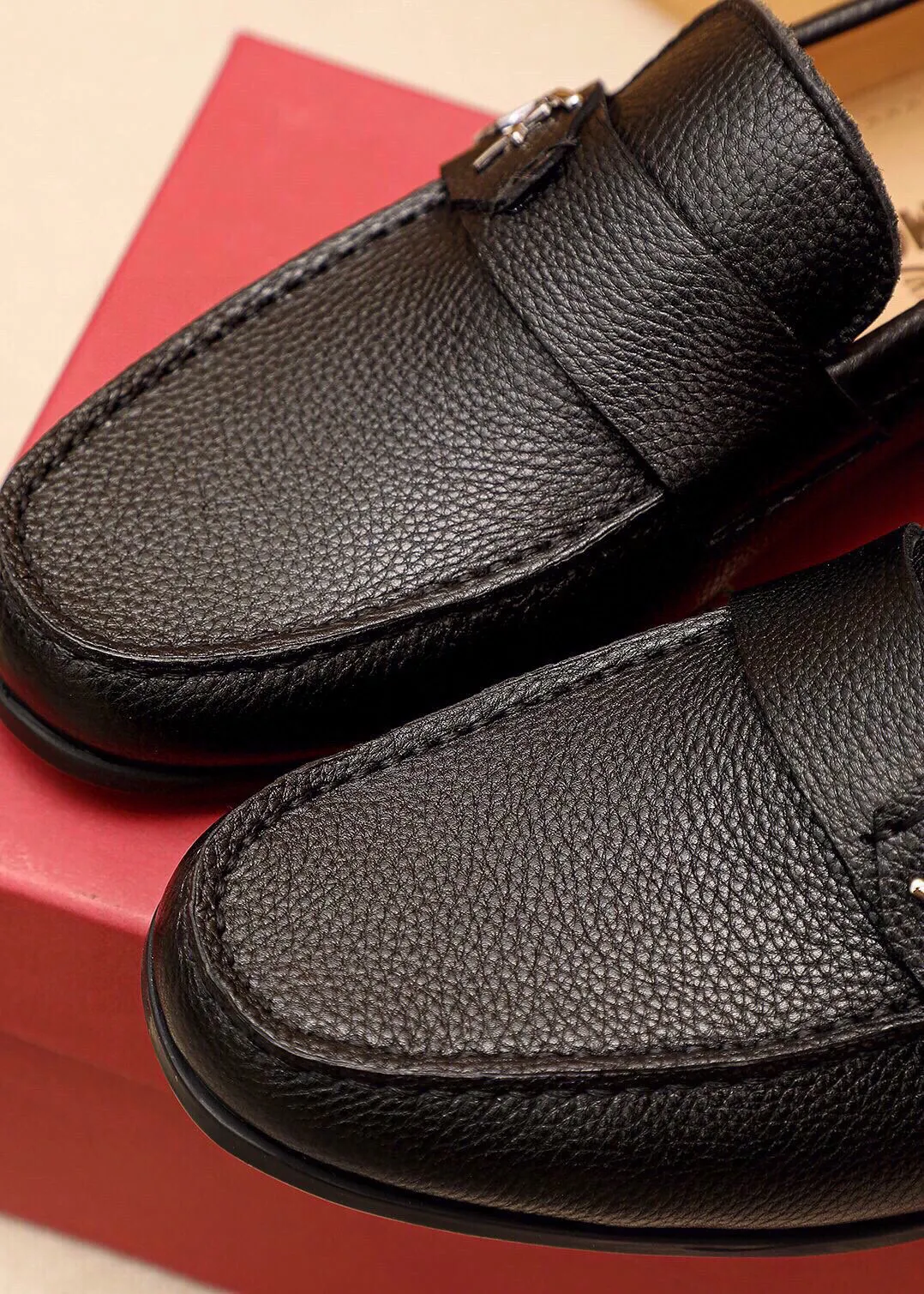 Men's shoes 💰480 💐 Product trademark: Ferragamo "Ferragamo" casual leather shoes Regular size: 38-44 (45🉑️customized) Product materials: Selected imported first-layer pebbled cowhide leather upper + luxury hardware buckle, imported water-dyed cowhide leather lining. Strong three-dimensional visual effect, original outsole color: 4⃣️seed leather materials available